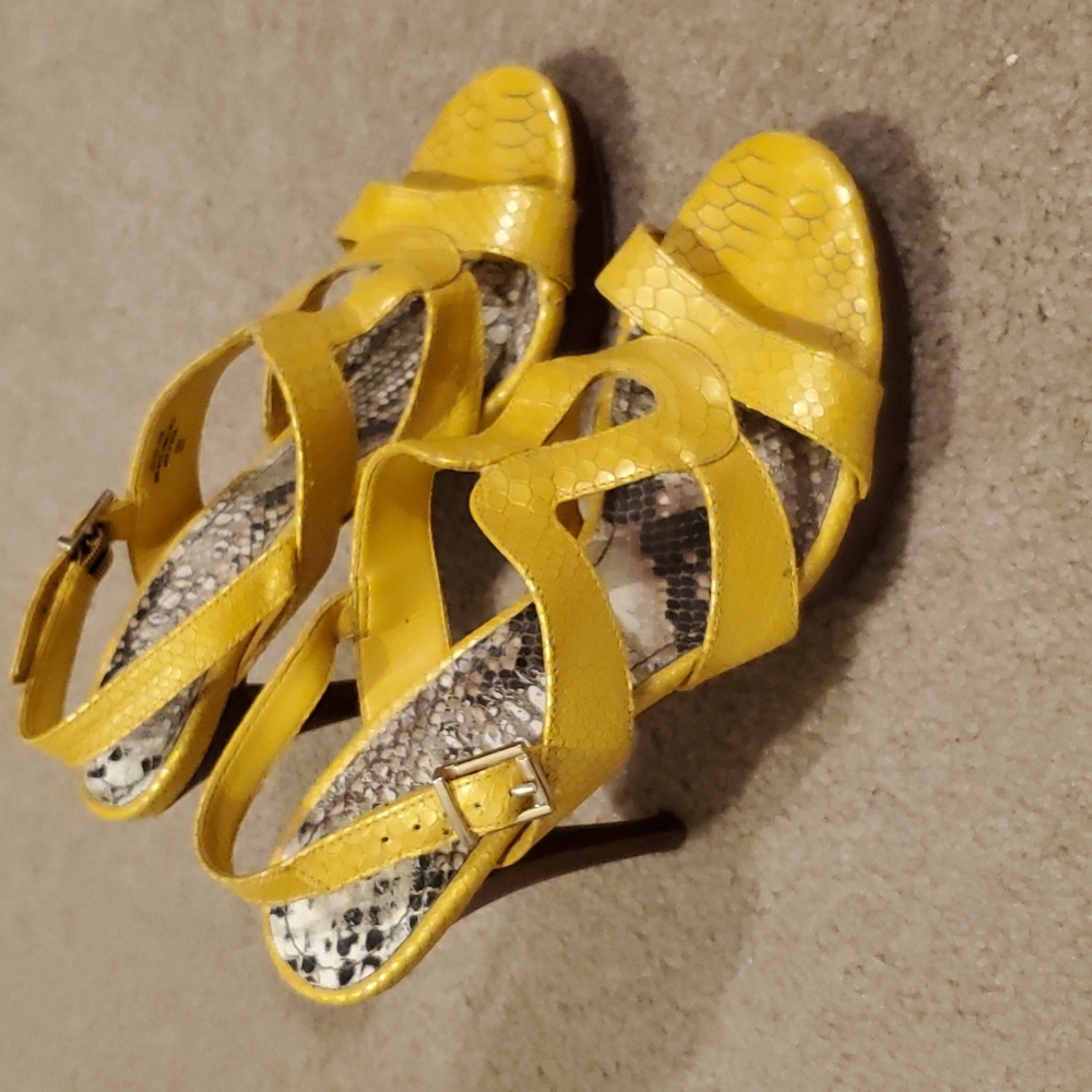 VGUC Gianni Bini Yellow Heels